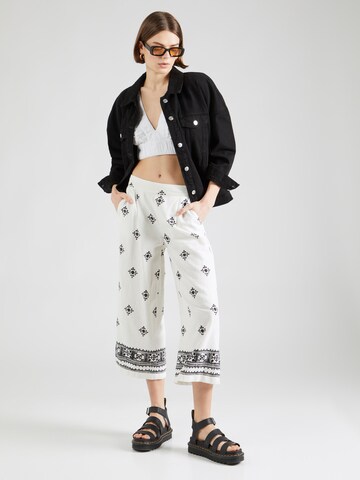 Wide leg Pantaloni cutați 'CARISA' de la ONLY pe alb