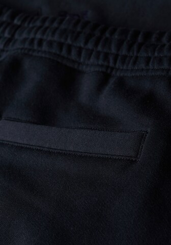 Superdry Loosefit Shorts 'Essential' in Blau