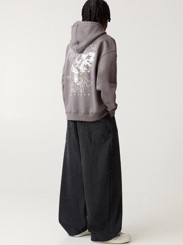 Sweat-shirt 'ONE PIECE LUFFY' Pull&Bear en gris