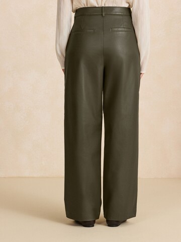 Next Wide leg Chino in Groen