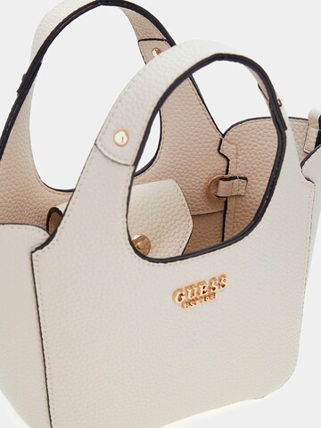 GUESS Handtasche 'Helina' in Weiß