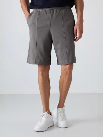 Tommy Life Pants in Grey: front