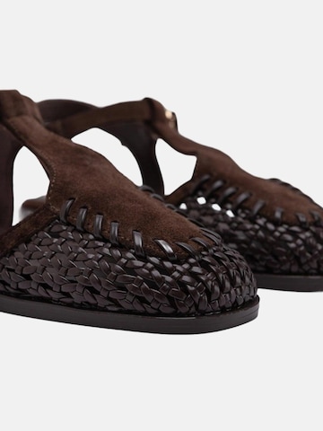Limoya Sandals in Brown