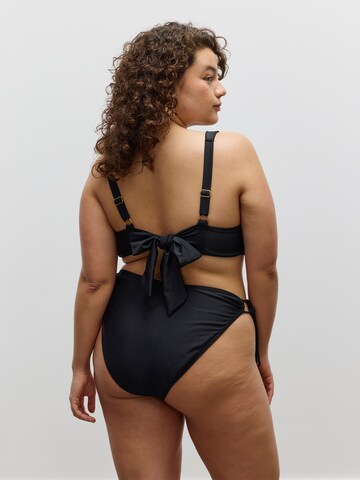 CITA MAASS - Clásico Top de bikini en negro