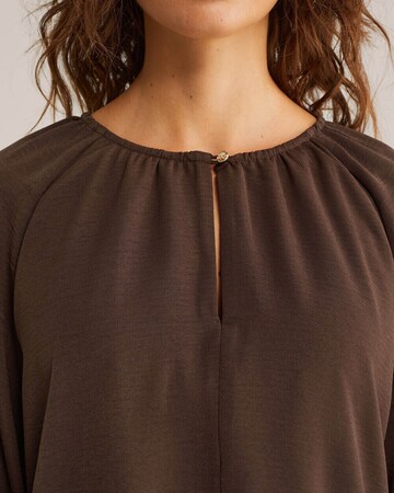 WE Fashion Blouse in Bruin