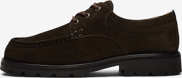 SELECTED Snøresko i brun: forside