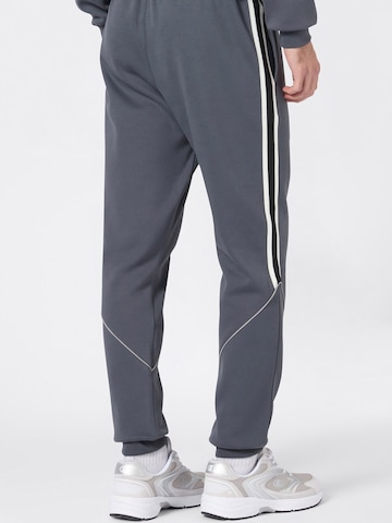 Tapered Pantaloni di Champion Authentic Athletic Apparel in grigio
