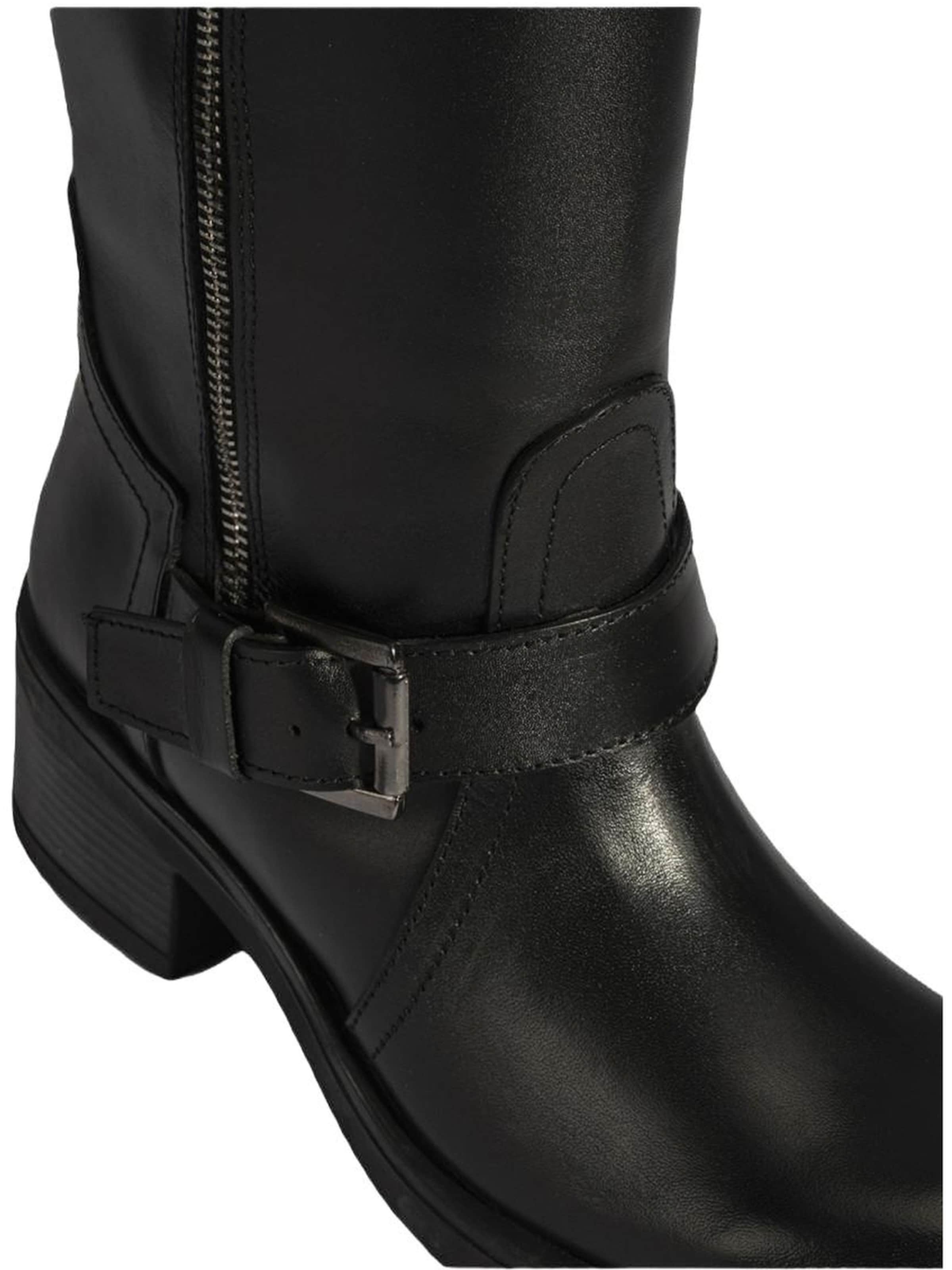 Desa Boots in Black