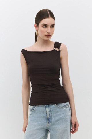 No Matter What Shirt in Bruin: voorkant