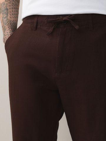 Coupe slim Pantalon chino Next en rouge