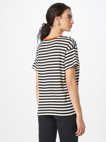 Tricou de la OUI pe negru