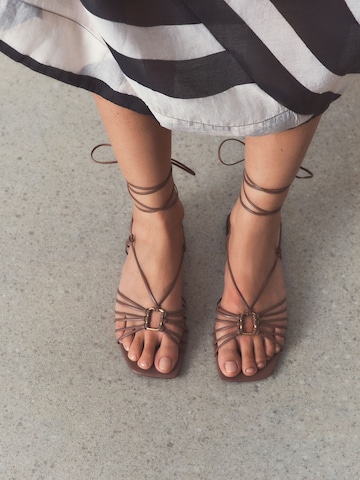 Next Riemensandale in Grau