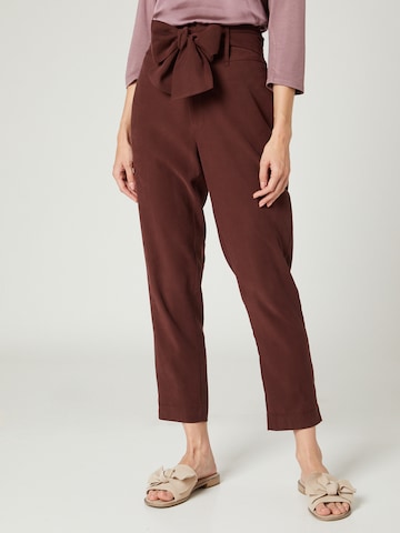 Guido Maria Kretschmer Women Tapered Broek 'Lina' in Bruin: voorkant