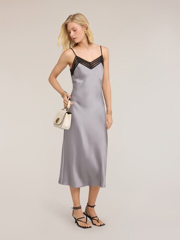 MOTIVI - Vestido en gris