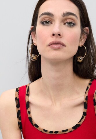 sarkans Lola Casademunt Topiņš