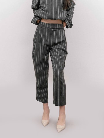 Largi Pantaloni de la 4TAILORS pe gri: față