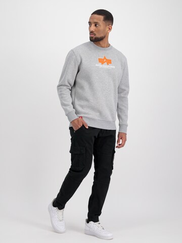 ALPHA INDUSTRIES Sweatshirt in Grau