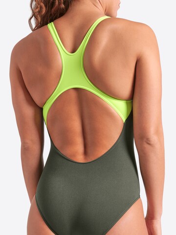 Bustieră Costum de baie sport 'POSEIDONIA' de la ARENA pe verde