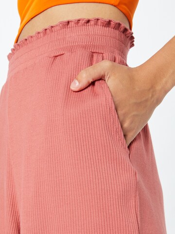 Regular Pantaloni 'Millie' de la Gina Tricot pe roz