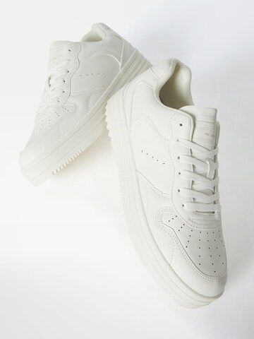 Bershka Sneakers in White