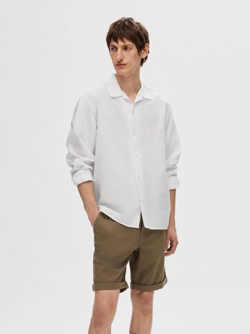 Coupe regular Chemise SELECTED HOMME en blanc : devant