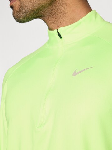 NIKE Функционална тениска 'STRIDE' в зелено