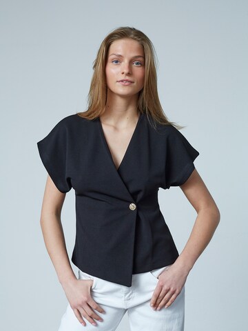 SISTERS POINT Blouse 'GEVELA-VE' in Black: front