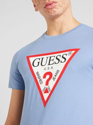 Tricou de la GUESS pe albastru