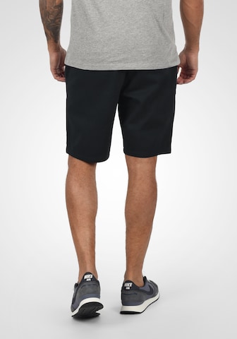 BLEND Regular Chinoshorts in Schwarz