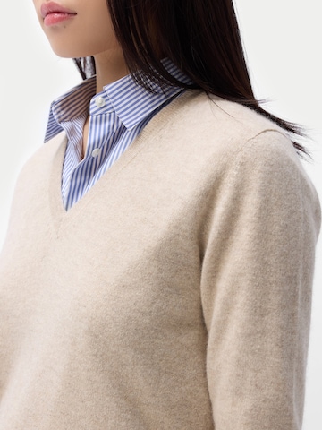 GOBI Cashmere Tröja 'Women's Essential Cashmere V-Neck Sweater' i vit