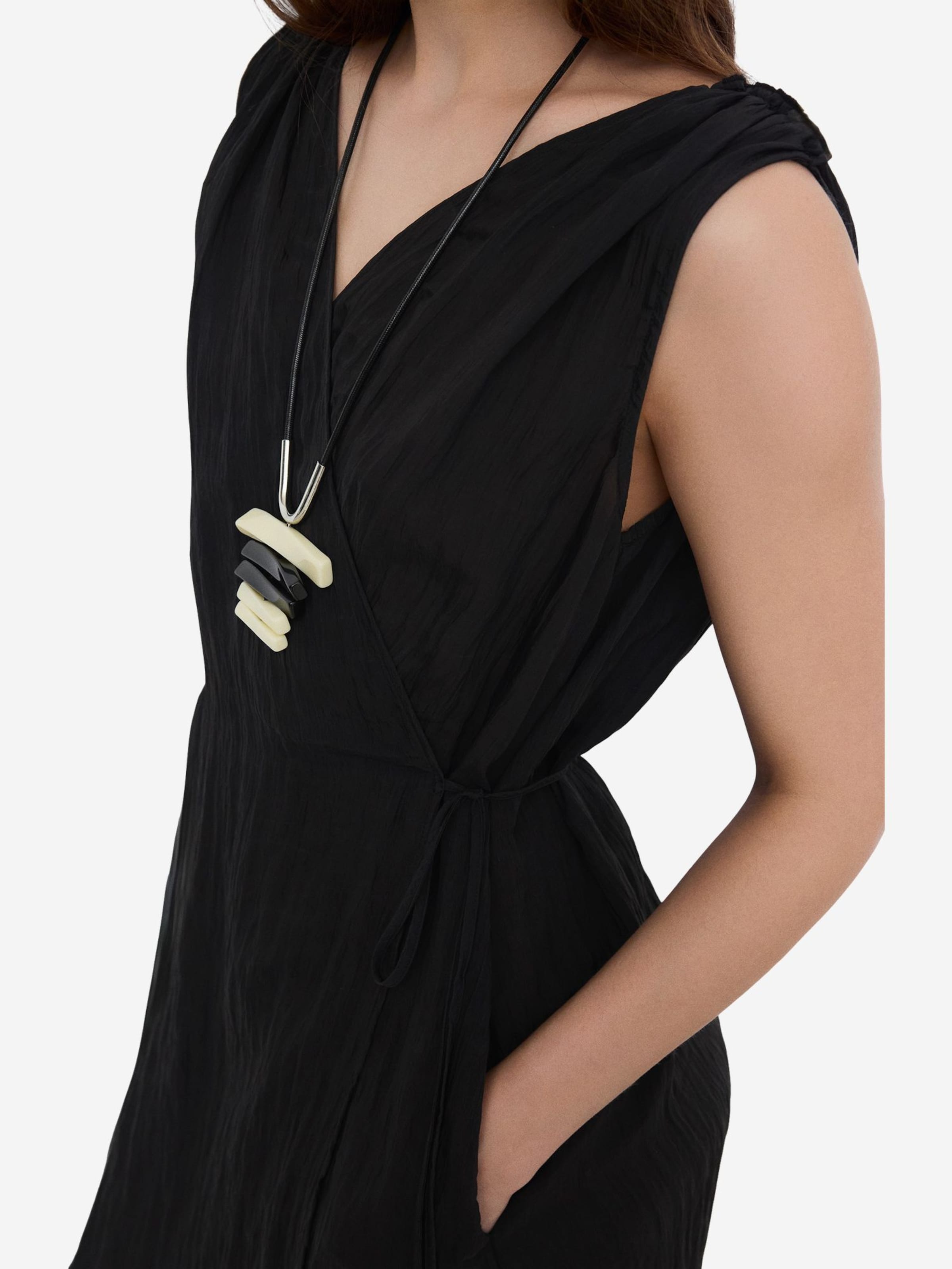 Adolfo Dominguez Mekko värissä musta