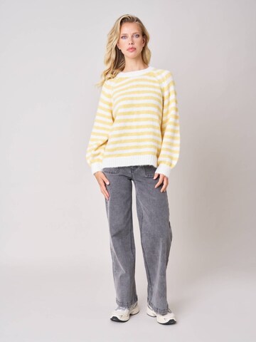 Deeluxe Sweater in Yellow