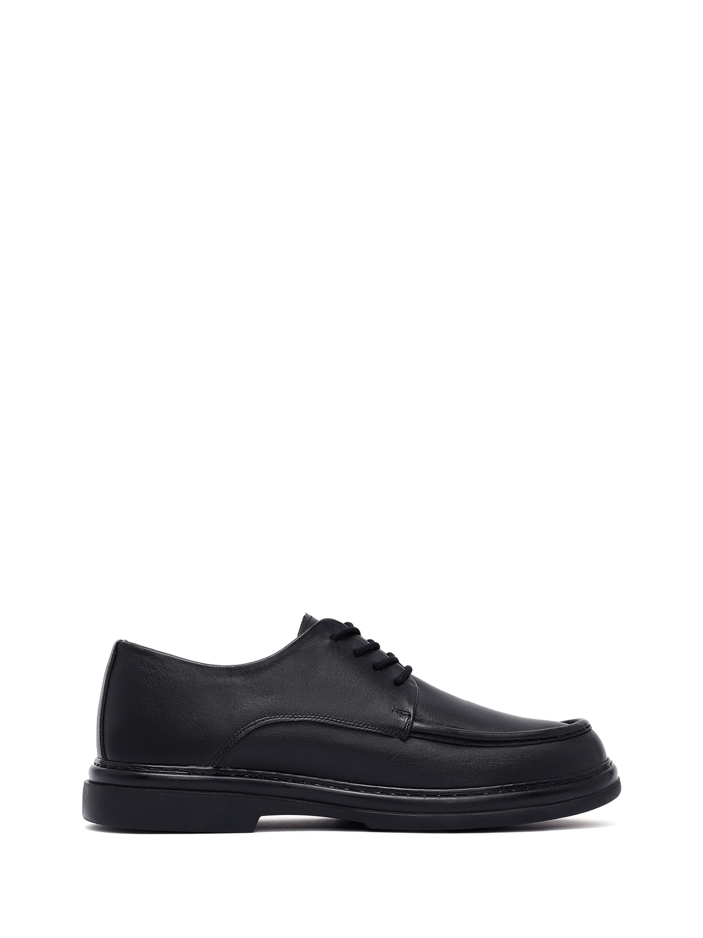 Scarpa stringata di Derimod in nero