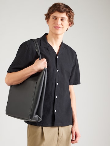 Coupe regular Chemise Lindbergh en noir : devant