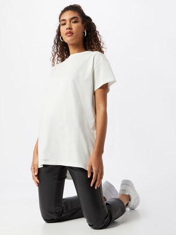 T-shirt 'Ina' ABOUT YOU x GNTM en blanc