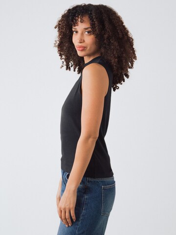 Top di Honest Basics in nero
