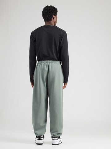 Nike Sportswear Tapered Housut 'SWSH' värissä vihreä: takapuoli