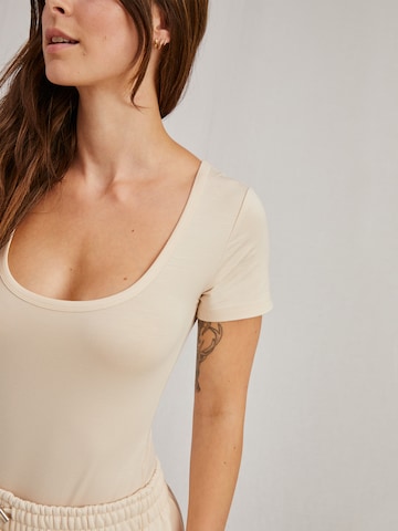A LOT LESS Bodyshirt 'Laney' in Weiß
