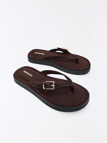 Flip-flops de la Bershka pe maro