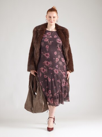 ONLY Carmakoma - Vestido 'CARLoura' en marrón