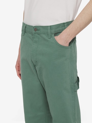 DICKIES Regular Gargohousut 'CARPENTER' värissä vihreä