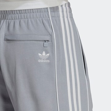 ADIDAS ORIGINALS Regularen Hlače 'Rekive' | siva barva