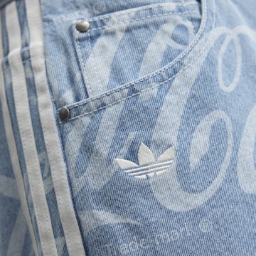 ADIDAS ORIGINALS - Folgado Calças de ganga 'Coca-Cola Classic' em azul
