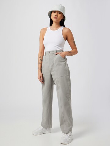 Loosefit Pantaloni 'Gwyneth' di WEEKDAY in grigio