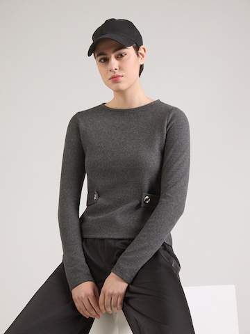 ABOUT YOU Póló 'Mala' - szürke: elől