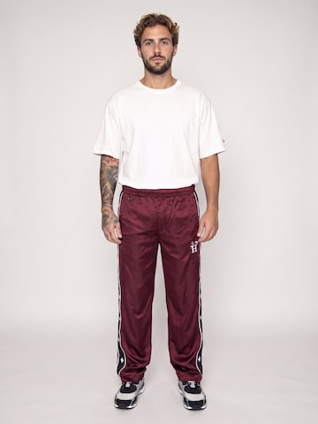 Baggy Pantaloni 'M' x Freddy Gibbs Track Pant' di HUF in rosso