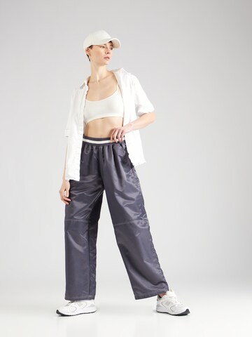 Loosefit Pantaloni con pieghe di TOPSHOP in grigio