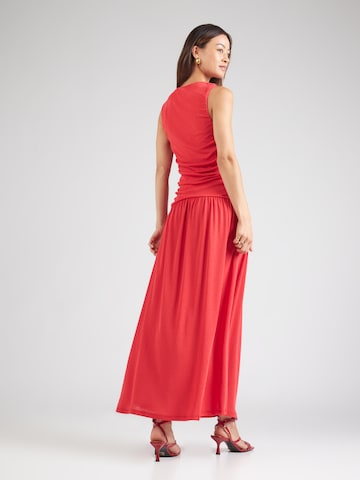 Rochie de la TOPSHOP pe roșu