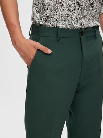 Coupe slim Pantalon à plis 'Liam' SELECTED HOMME en vert