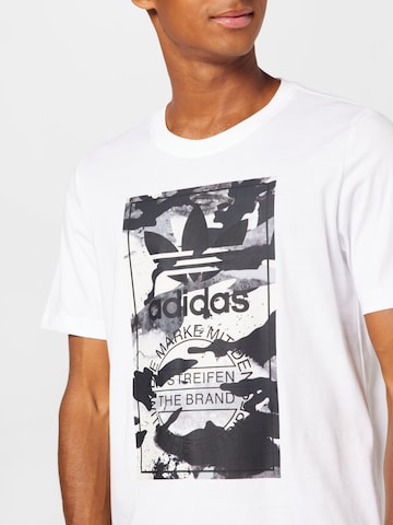 balta ADIDAS ORIGINALS Marškinėliai 'Graphic Camo'